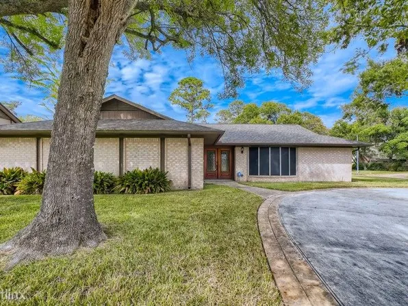 902 Hollow Tree St, La Porte, TX 77571