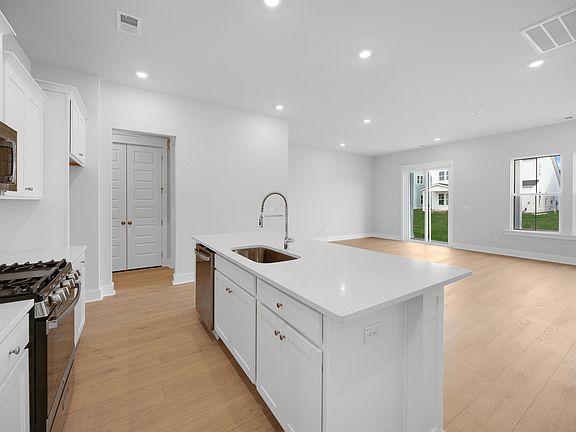 3rd image of 104 Bloomsbury St