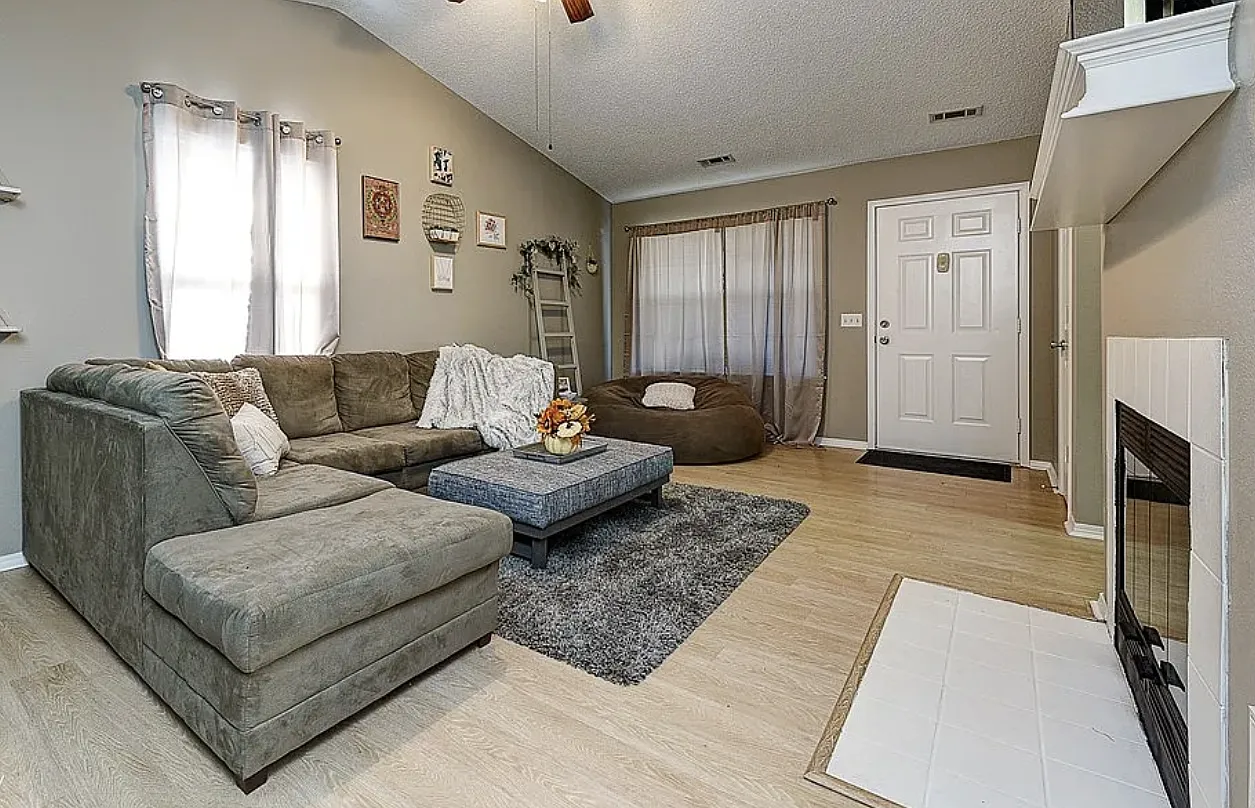 3 bed, 1374 sqft, $1,895 — Photo 2