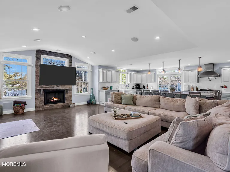 375 Kildare Dr — Photo 6