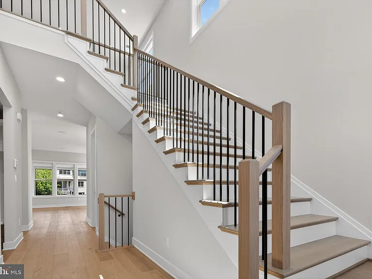 881 N Manchester St — Photo 24