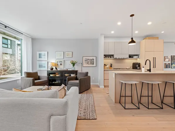 528 E 2nd St #31, North Vancouver, BC V7L 0G8