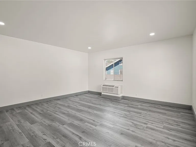 14335 Hamlin St — Photo 6