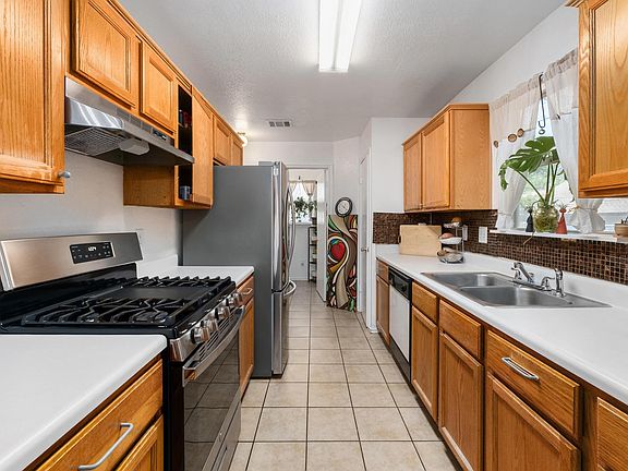 5th image of 1184 Waller St