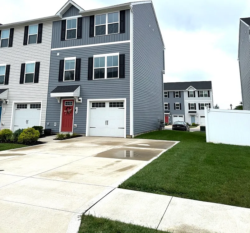 3 bed, 2.5 bath, 1539 sqft, $1,950 — Photo 1