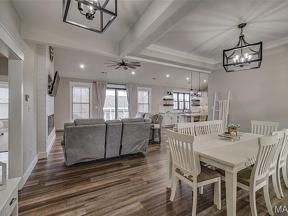 3rd image of 327 Wellington Pl