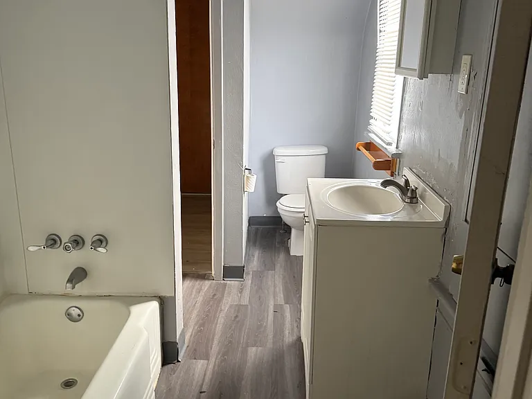 1019 Franklin Ave #1 — Photo 6