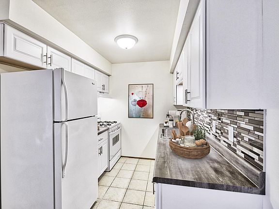 4th image of 210 Williamsburg Dr APT 8