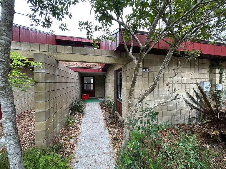 7005 SW 46th Ave — Photo 1