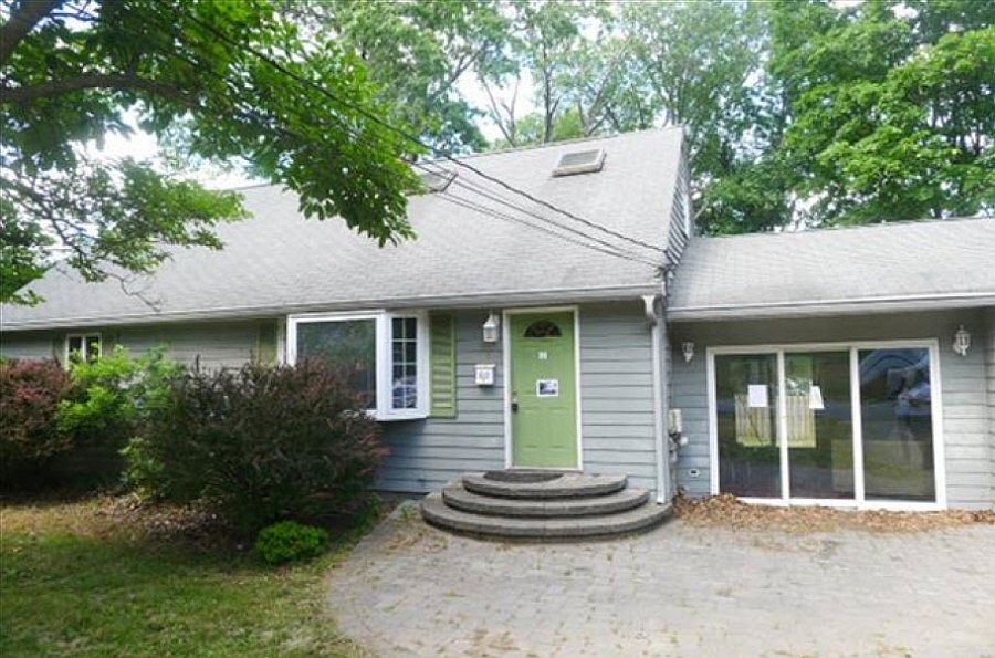1st image of 15 Parkway Dr