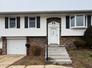 1200 Nippert Dr, Streamwood, IL 60107