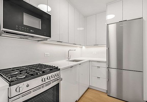 4th image of 124 W 60th St APT 25A