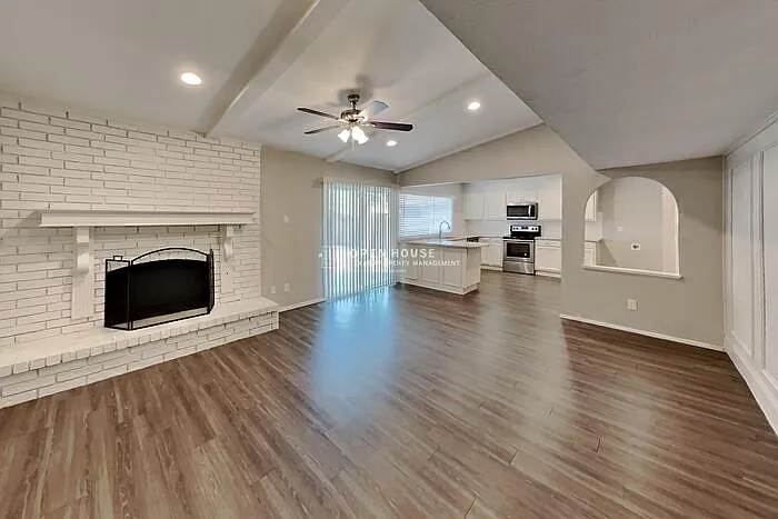 3 bed, 2.0 bath, 1828 sqft, $2,395 — Photo 3