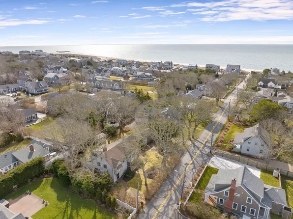 35 Pilgrim Rd, Harwich Port, MA 02646