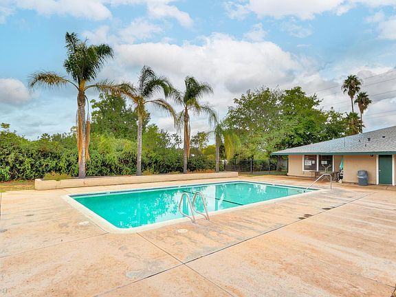 4th image of 33 Village Green Dr