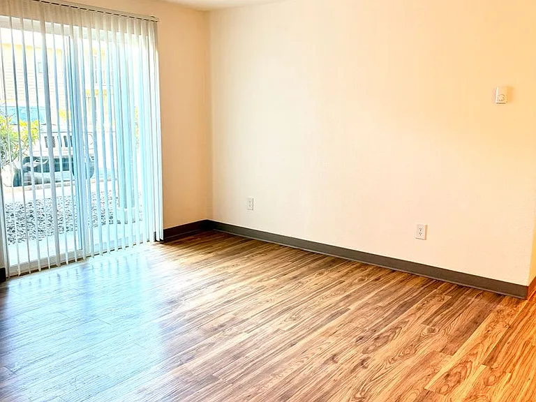 Eastway Circle Apartments — Photo 12