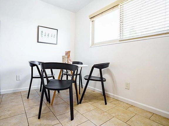 4th image of 1008 Helen Ave