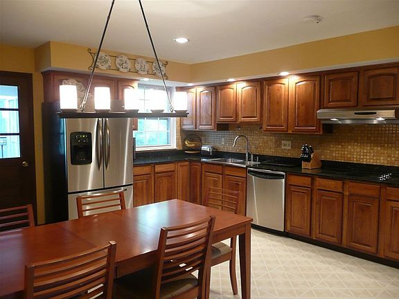 Awesome kitchen with hickory cabinets, granite counters & stainless appliances