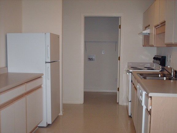 KITCHEN/LAUNDRY ROOM VIEW