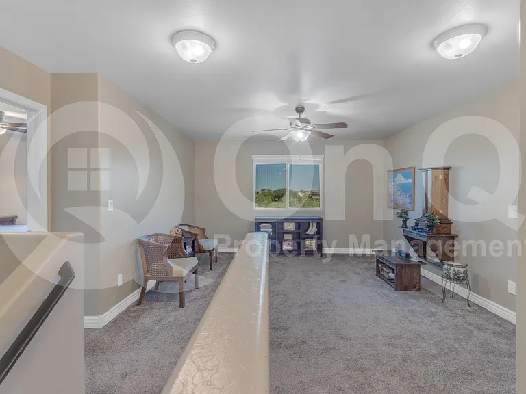 2561 N Hawthorn Dr — Photo 30