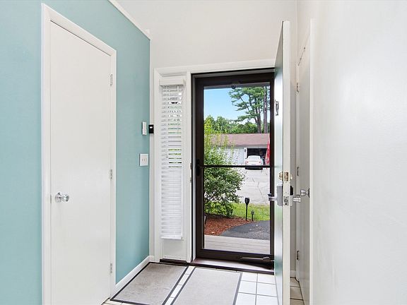 3rd image of 9 Pondview Drive