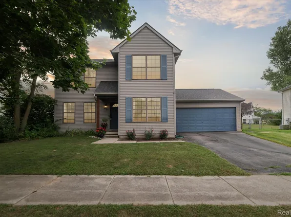 729 Cricket Xing, Pinckney, MI 48169