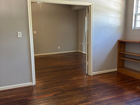 3rd image of 400 Brown St