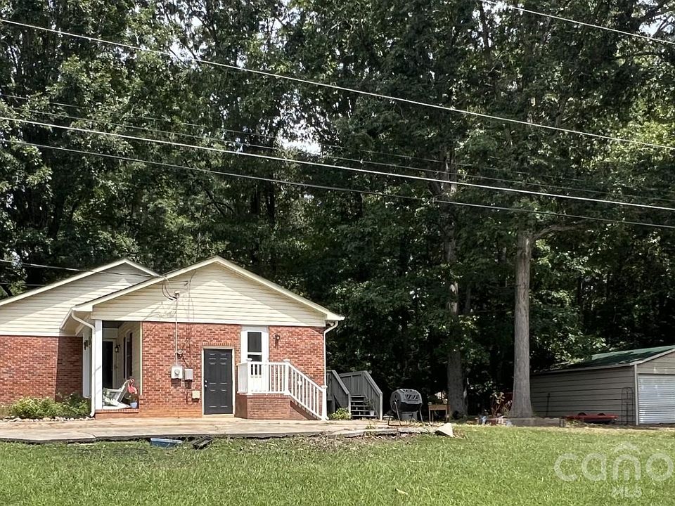2nd image of 611 Woodland Dr