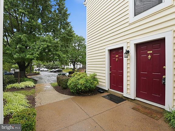 2nd image of 10120 Oakton Terrace Rd