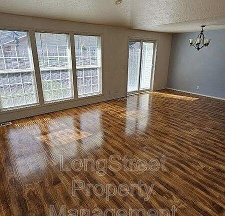 2nd image of 2565 Burlington St NE