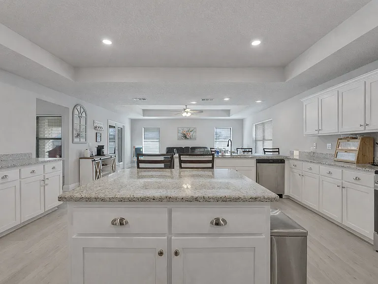 5833 Crestlake Dr — Photo 4