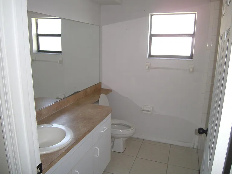 Hall Bath tub/shower