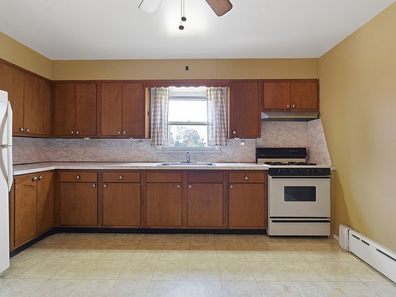 Eat in Kitchen with gas stove/oven and refrigerator