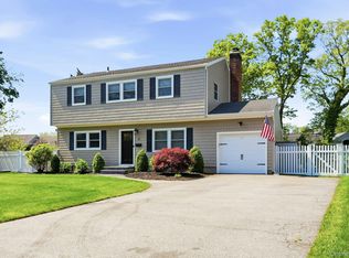 12 Westbrook Lane, Smithtown, NY 11787