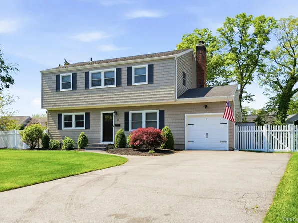12 Westbrook Lane, Smithtown, NY 11787