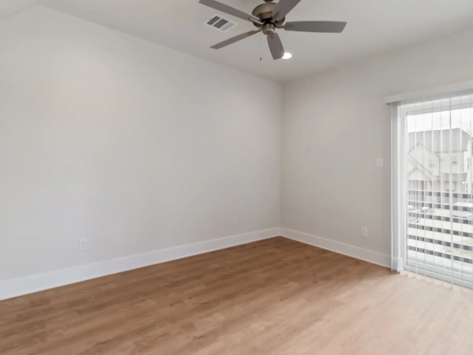 310 Fairway Dr — Photo 3