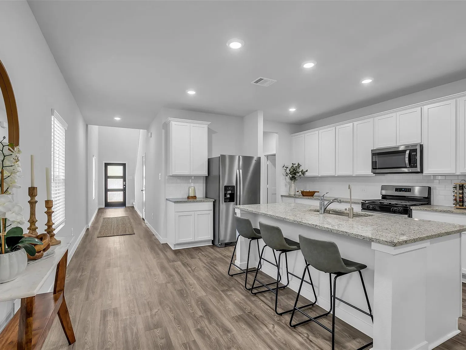 5 bed, 3.0 bath, 2488 sqft, $2,400 — Photo 2