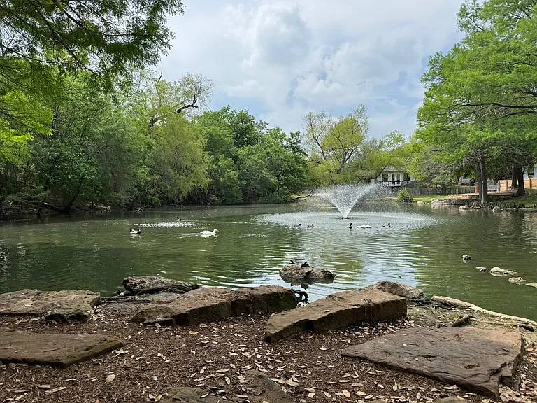 Lindshire Park (5 min walk)