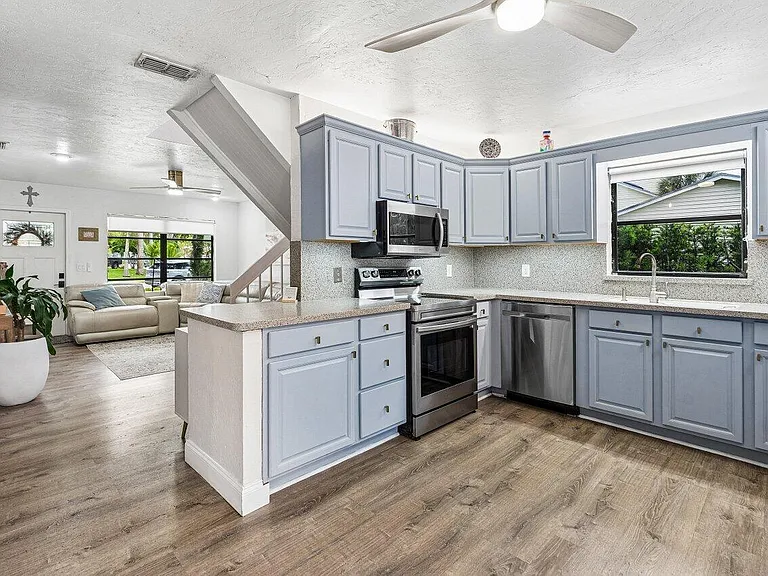 2101 N Palm Cir — Photo 11