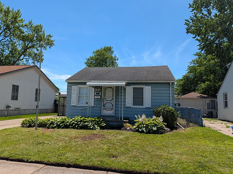 21712 Lakeview St — Photo 2