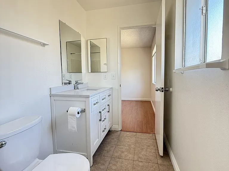 full bathroom #1