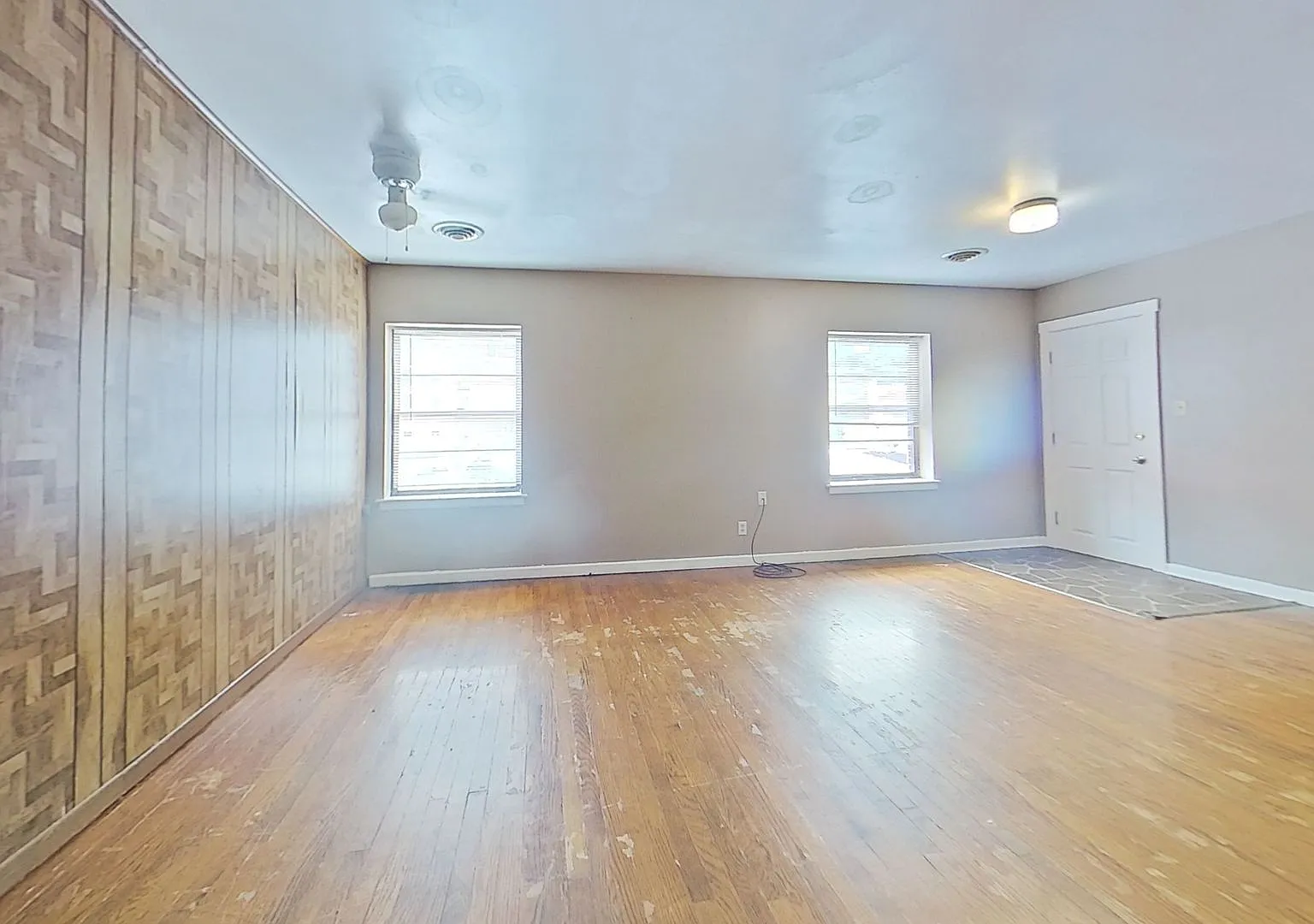 Large Two Bedroom Apartment — Photo 3