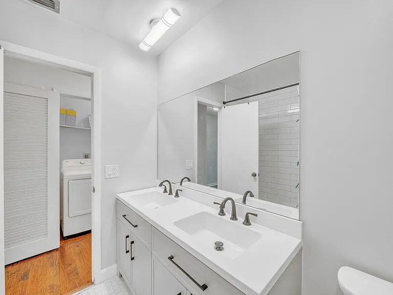 235 NW 15th St — Photo 34