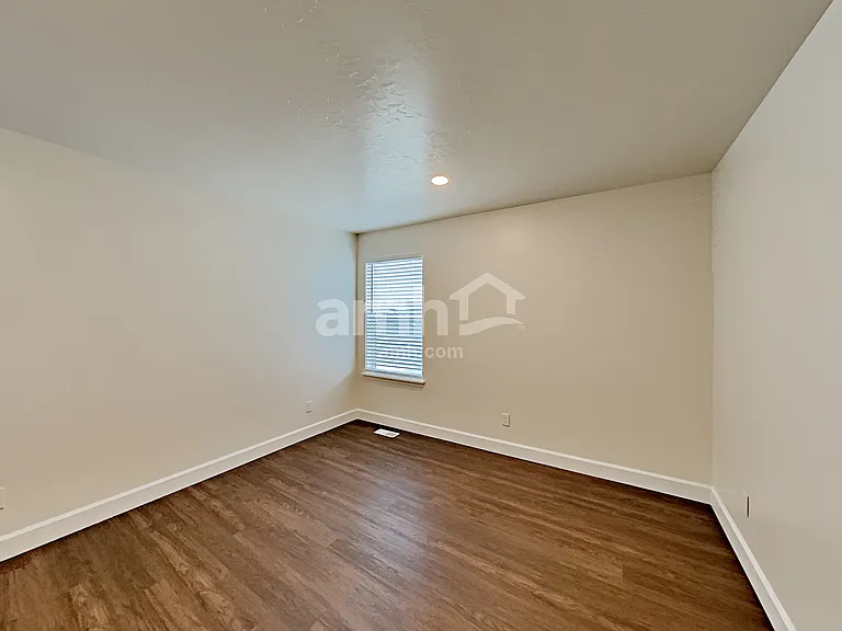 819 Grover Ct — Photo 15
