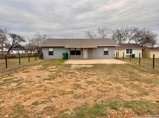 203 Zanderson Ave, Jourdanton, TX 78026