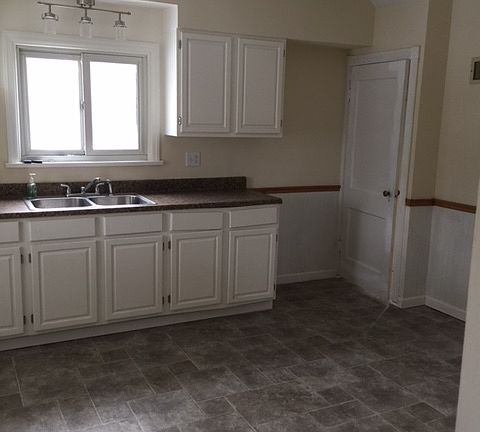  kitchen with cieling fan
