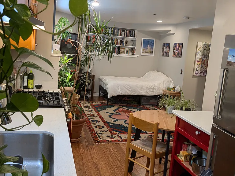 527 Malden Ave E #11 — Photo 3