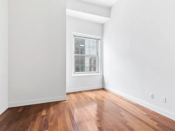 88 Greenwich Street 1704 image 5 of 6