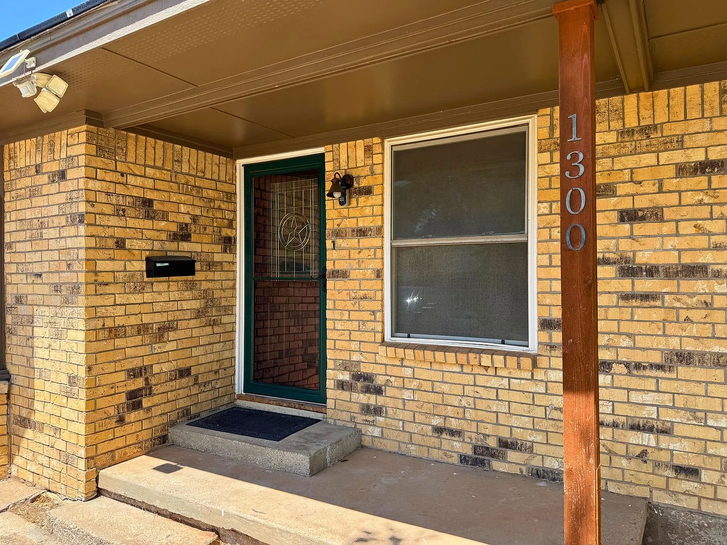 3 Bed 2 Bath Home In Ditto Heights With Solar Panels! — Photo 2