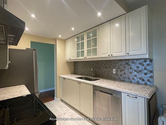 3rd image of 2556 Argyle Rd #805